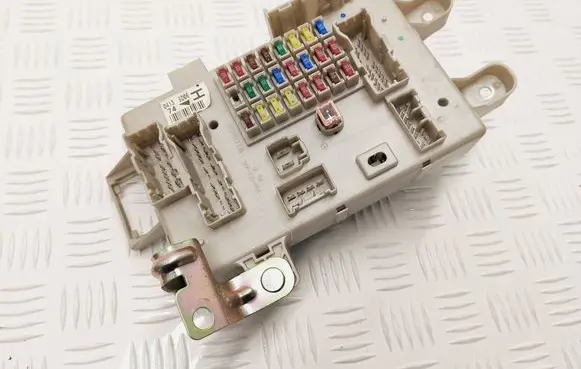 Toyota Land Cruiser (J120) Fuse module 8198050030 04135D06