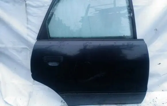 Audi A4 S4 B5 8D Rear door juoda