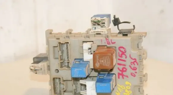 Nissan Almera N16 Fuse module 243505M300