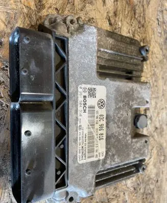 Volkswagen Golf VI Engine control unit/module 03C906016 261S04390