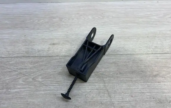 Volkswagen Touareg II Radiator mount bracket 7P0121079B