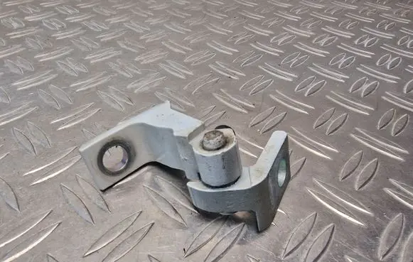 Volkswagen PASSAT B8 Rear door upper hinge 8X0831404E
