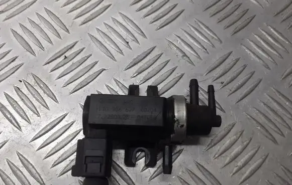Volkswagen PASSAT B5.5 Valve vacuum 1J0906627