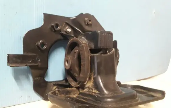 Toyota Verso Engine mount bracket
