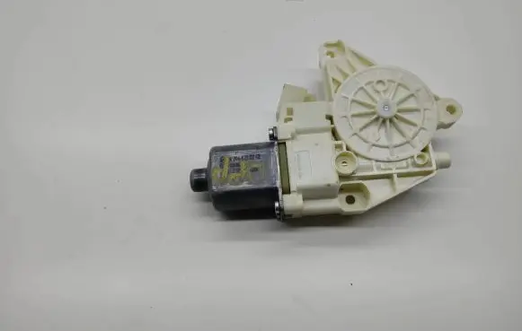 Mercedes-Benz GLK (X204) Front door window regulator motor A2048200242 970218100