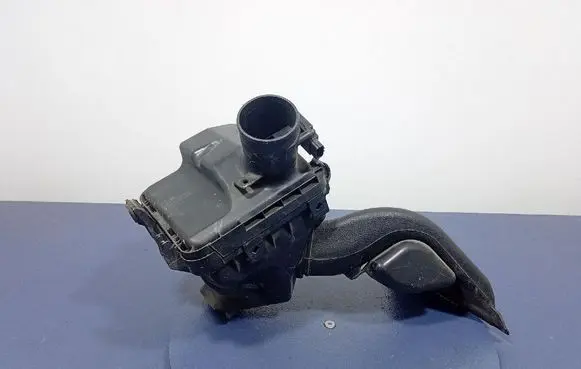 Mitsubishi Endeavor Air filter box MR571036