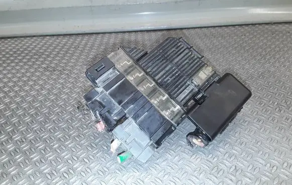 Nissan Qashqai Battery relay fuse 