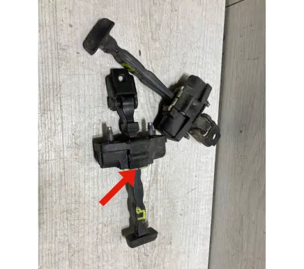 Renault Twingo III Front door check strap stopper