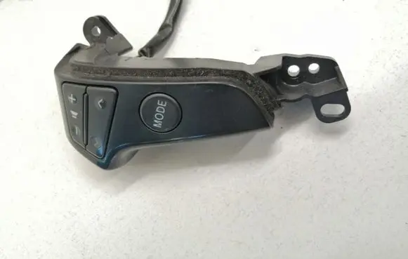 Toyota Avensis T250 Steering wheel buttons/switches 75B596