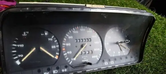 Volkswagen PASSAT B3 Speedometer (instrument cluster) 357919033AJ