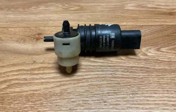 Opel Insignia A Headlight washer pump 13250357 3240117