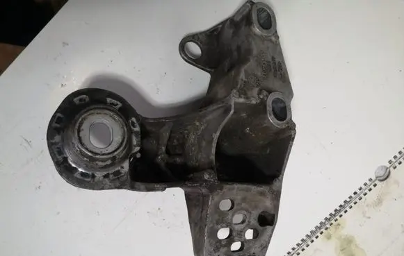 Audi A4 S4 B6 8E 8H Engine mounting bracket 8E0199351