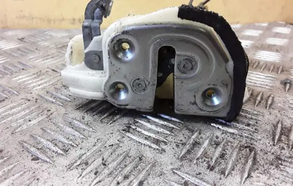 Mazda 6 Rear door lock F97G16L1