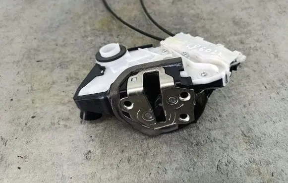 Toyota Yaris Front door lock T4311140