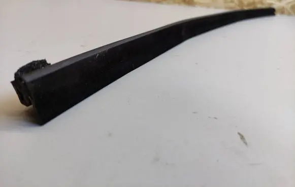 KIA Sorento Rubber seal front door window/glass 82241C5000