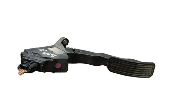 Accelerator throttle pedal