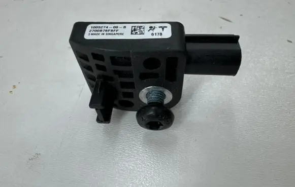 Tesla Model S Airbag deployment crash/impact sensor 100527400B 2700B76F8FF