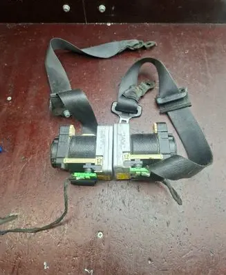 Mercedes-Benz C W203 Front seatbelt 33015930F 33015929F