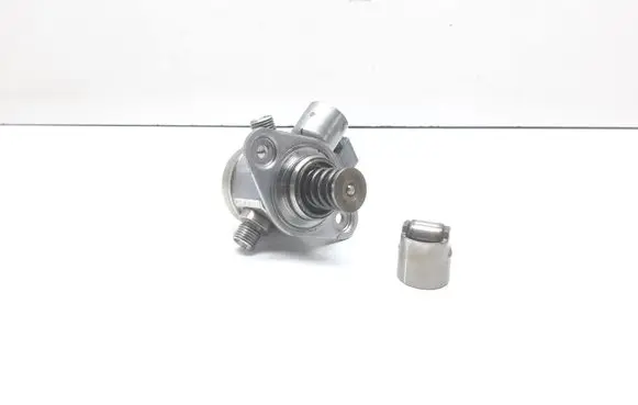 BMW X6 M Fuel injection high pressure pump 7595339 13517595339