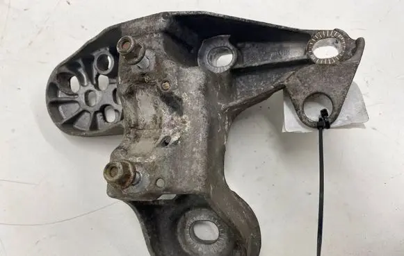 Engine mounting bracket