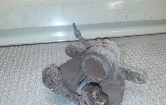 Peugeot 308 Front brake caliper 