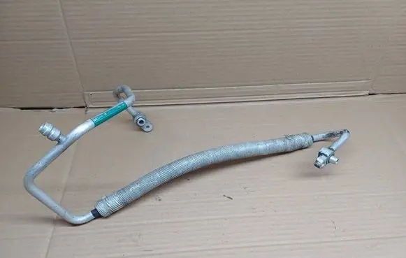 Suzuki Swift II Air conditioning (A/C) pipe/hose 9572068LA0 21415A140