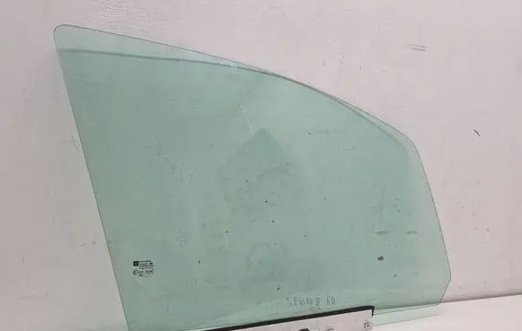 Opel Zafira B Front door window glass four-door