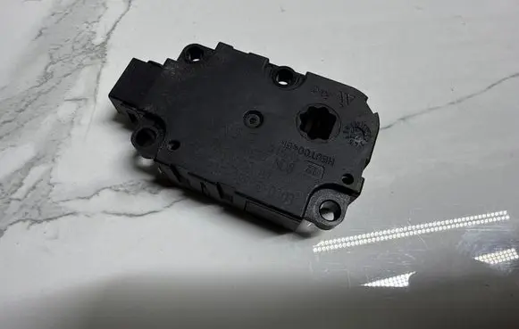 Mercedes-Benz A W176 Air flap motor/actuator CZ1139300857