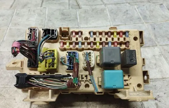 Toyota Avensis T250 Fuse module 82641CA010F 03021415491401 905762