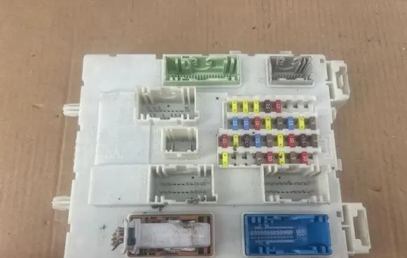 Ford Focus Fuse module BV6N14A073FU 522075F07 2770009624