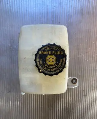 Brake fluid reservoir