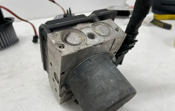 Mercedes-Benz E W212 ABS Pump A2124313512 0265951614