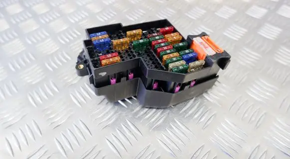 Volkswagen Touareg II Fuse module 7P0941828B
