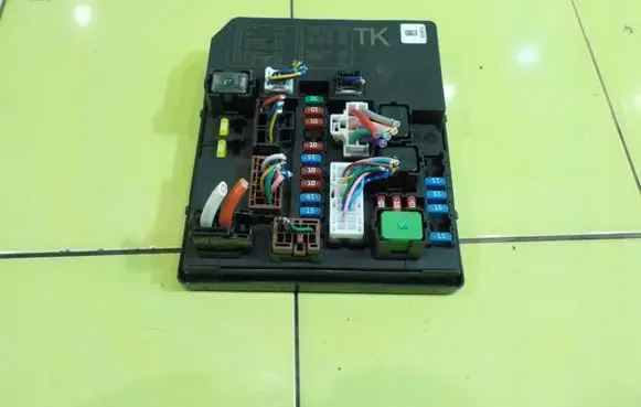 Nissan Juke I F15 Fuse box set 284B71TX2B BEZPIECZNIKOW
