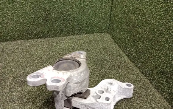 Opel Vivaro Engine mount bracket 112101360R