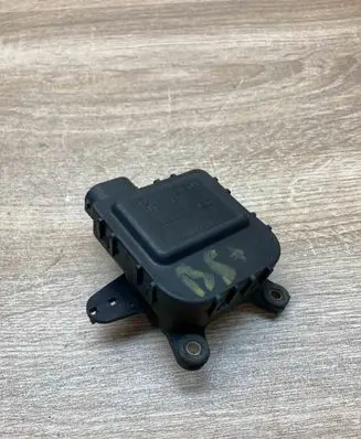 Volkswagen PASSAT B5.5 Air flap motor/actuator 8D1820511B 0132801149