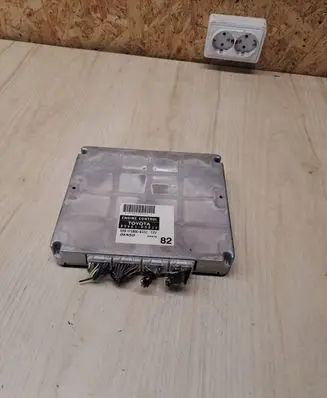 Toyota Avensis T250 Engine control unit/module 8966105821 MB1758008332