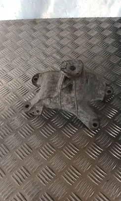 Engine mounting bracket