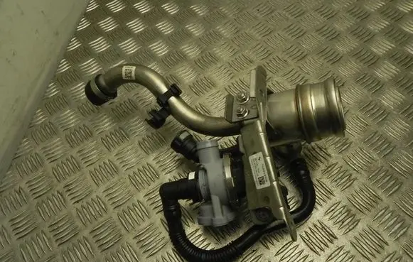 BMW 3 G20 G21 Fuel distributor 7459491