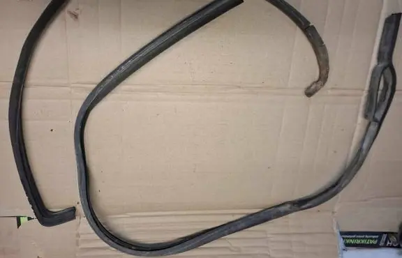 Mercedes-Benz W123 Rubber seal front door (on door) 59442299
