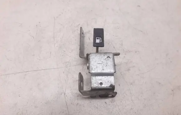 Honda CR-V Fuel tank opening switch 
