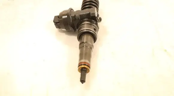 Volkswagen PASSAT B6 Fuel injector 0414720215