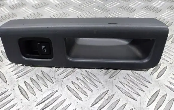 Volvo V50 Quarter vent window switch 8679477