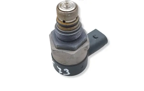 BMW 5 E60 E61 Fuel pressure regulator 0281002949 34298625