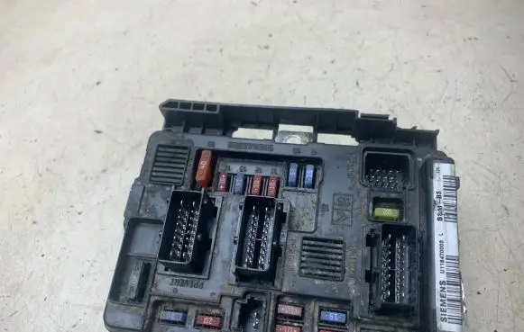Peugeot 307 Fuse module 9650618480 567932652 U118470003L