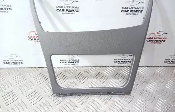 BMW 1 E81 E87 Radio/GPS head unit trim 7129142