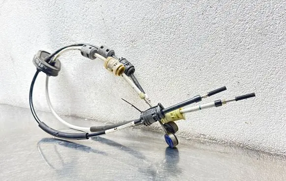 Opel Insignia A Gear shift cable linkage 55560991