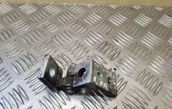 Skoda Octavia Mk2 (1Z) Front door upper hinge 6Y0833402C