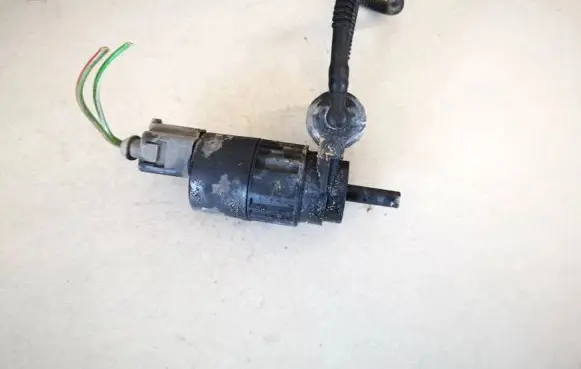 Volkswagen Golf IV Windscreen/windshield washer pump 1j6955651