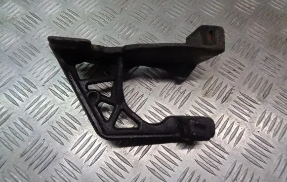 Nissan Qashqai Engine mounting bracket